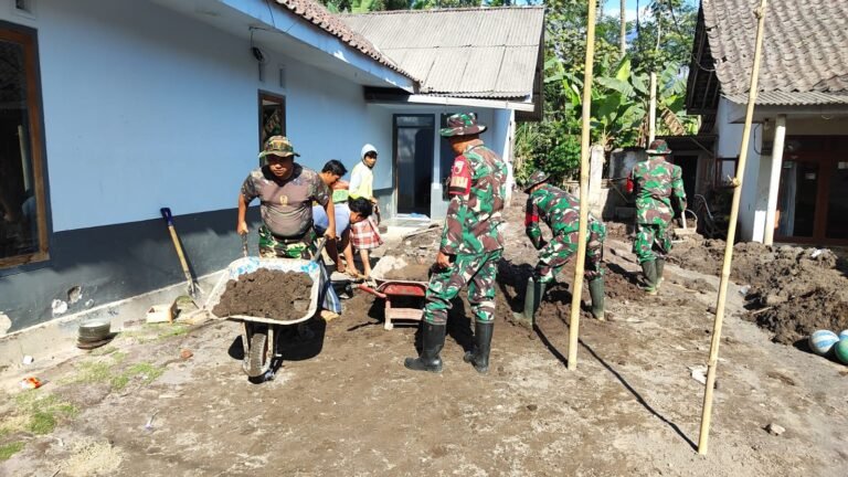 Gencarkan Pembersihan Pasca Erupsi Semeru, Tim Gabungan TNI Bantu Warga Bersihkan Rumah dan Material Vulkanik di Sumbersari
