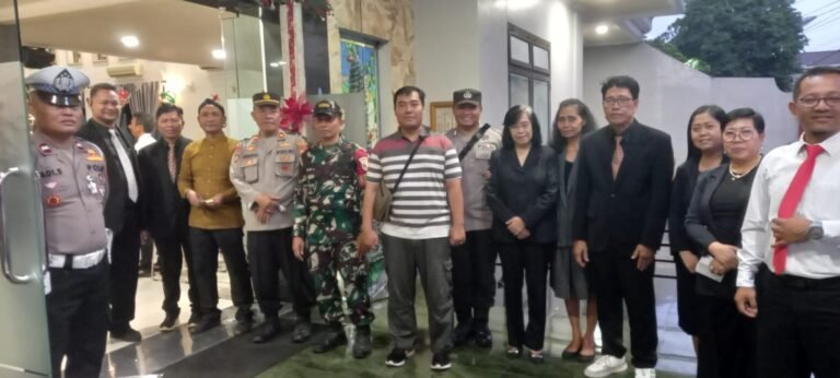 Babinsa Genteng Turun Tangan! Ikut Jaga Perayaan Natal Bersama BAMAG
