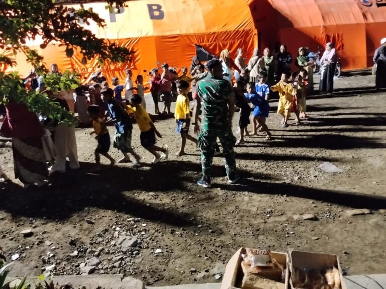 Babinsa dan Relawan Gelar Permainan Edukatif untuk Pulihkan Psikis Anak-Anak Pengungsi di Pronojiwo.