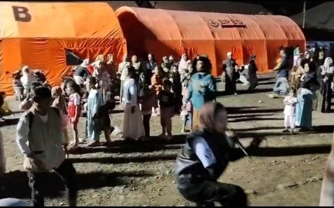 Mengusir Trauma Lewat Permainan: Langkah Humanis Babinsa Oro-Oro Ombo di Pengungsian Semeru