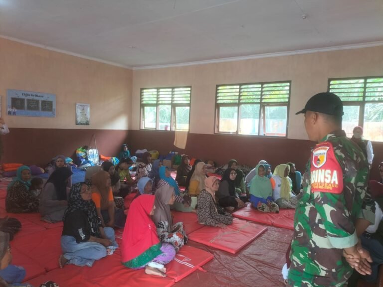 Babinsa Supiturang Dampingi Tenaga Medis Layani Pemeriksaan Kesehatan Lansia dan Anak-Anak di Pos Pengungsian Pronojiwo.