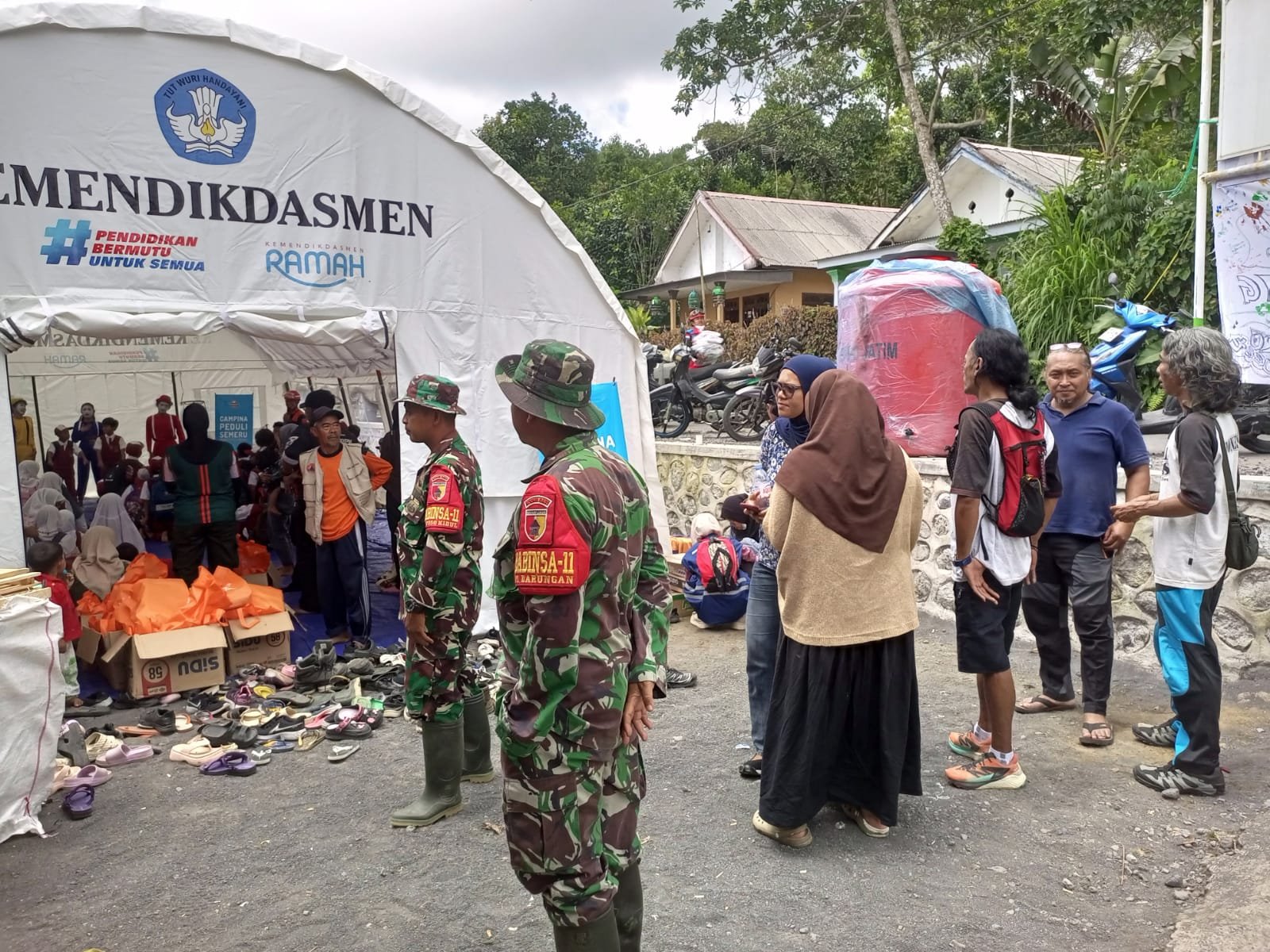 TNI Dampingi Guru Mengajar di Sekolah Darurat untuk Pastikan Hak Belajar Anak Tetap Terpenuhi