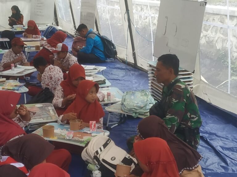 Kembalikan Senyum Anak Semeru, Kodim 0821 Dampingi Trauma Healing Mahasiswa Unej di Sekolah Darurat