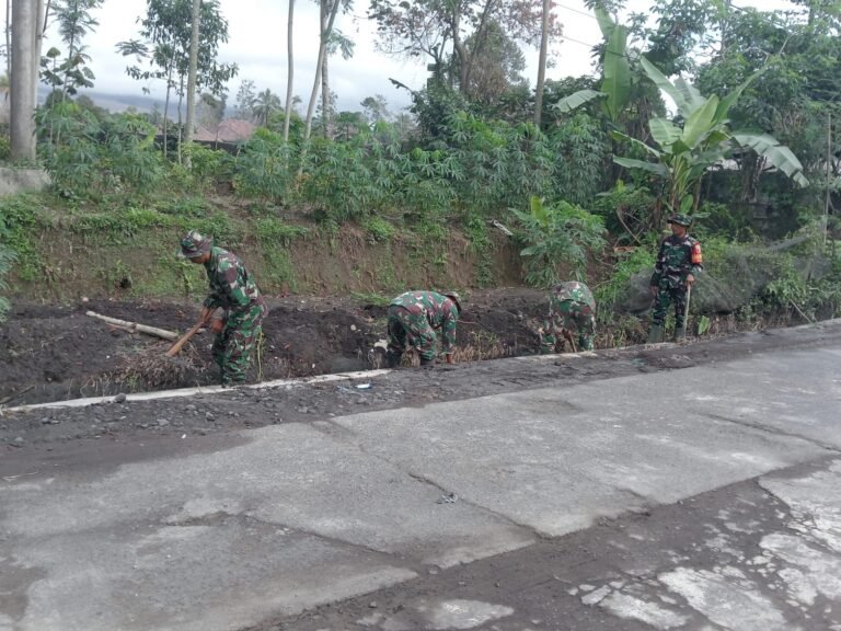 Personel Gulbencal Kerahkan Upaya Pendalaman Drainase di Dusun Sumbersari Supiturang