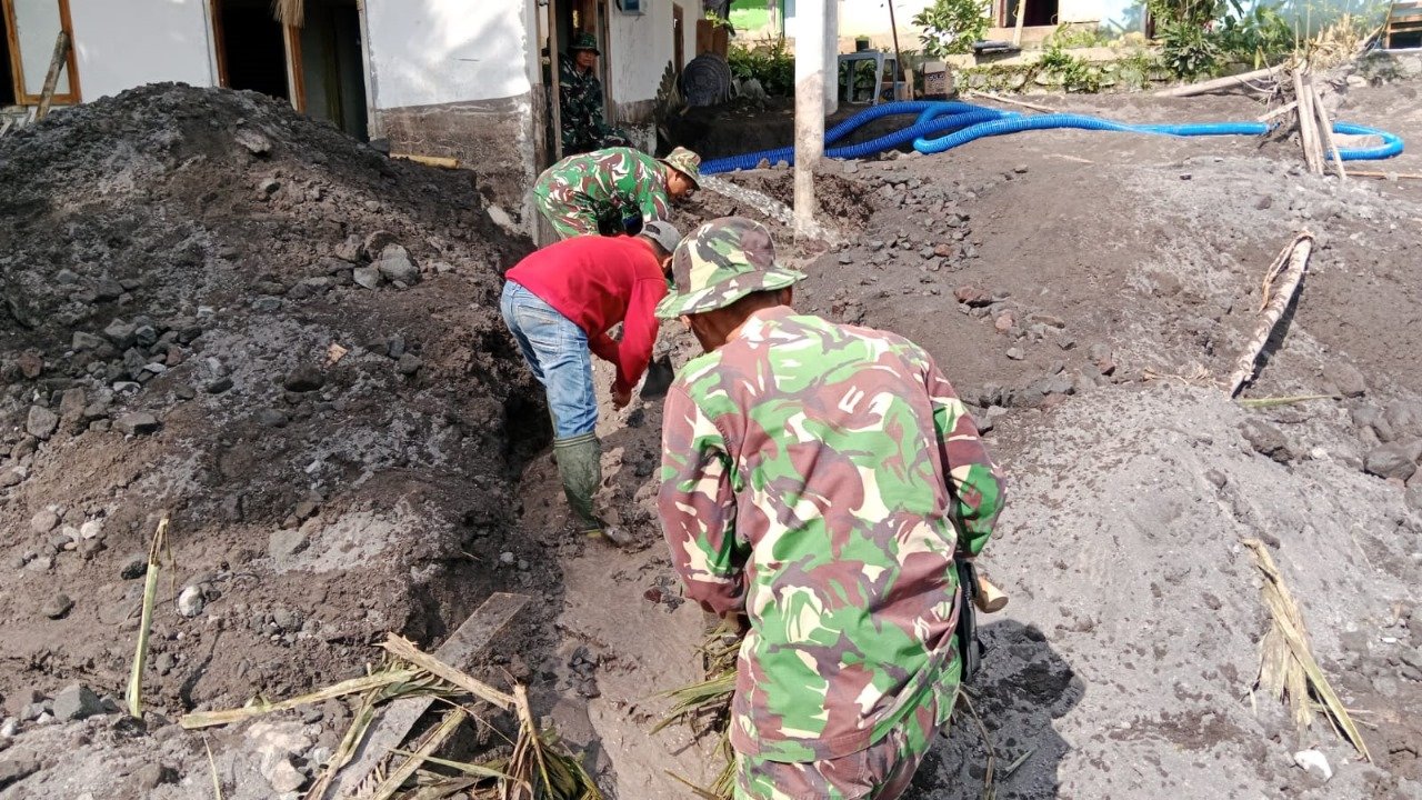 Gerak Cepat TNI, Bati Tuud Koramil Candipuro Pimpin Pembersihan Rumah Warga Terdampak Lahar Dingin