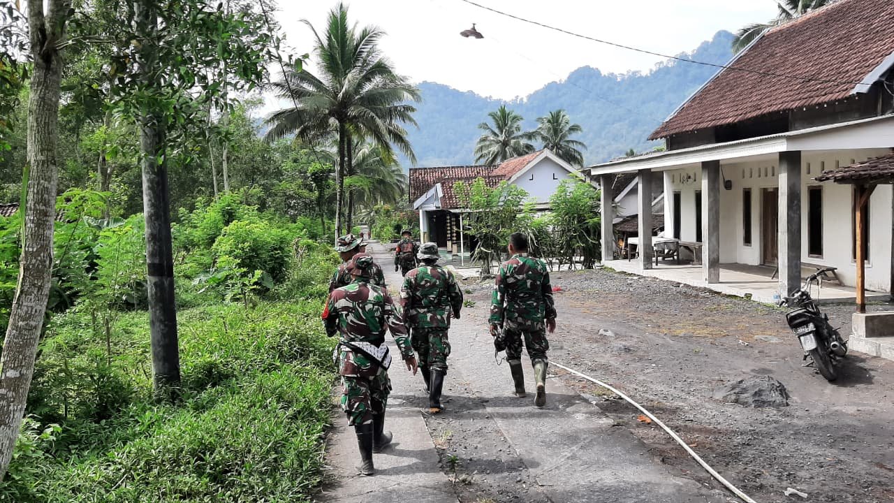 TNI Kodim 0821 Lumajang Lakukan Pengecekan Pengungsi ke Rumah Kerabat: Pastikan Keamanan dan Kondisi Warga Terdampak Lahar Dingin Semeru