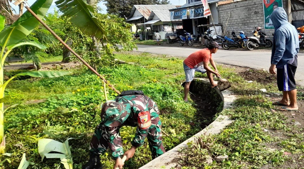 Babinsa Sertu Sucitro ‘Turun Tangan’, Selokan Genteng Wetan Dibikin Bersih, Jalan Aman dari Banjir Dadakan