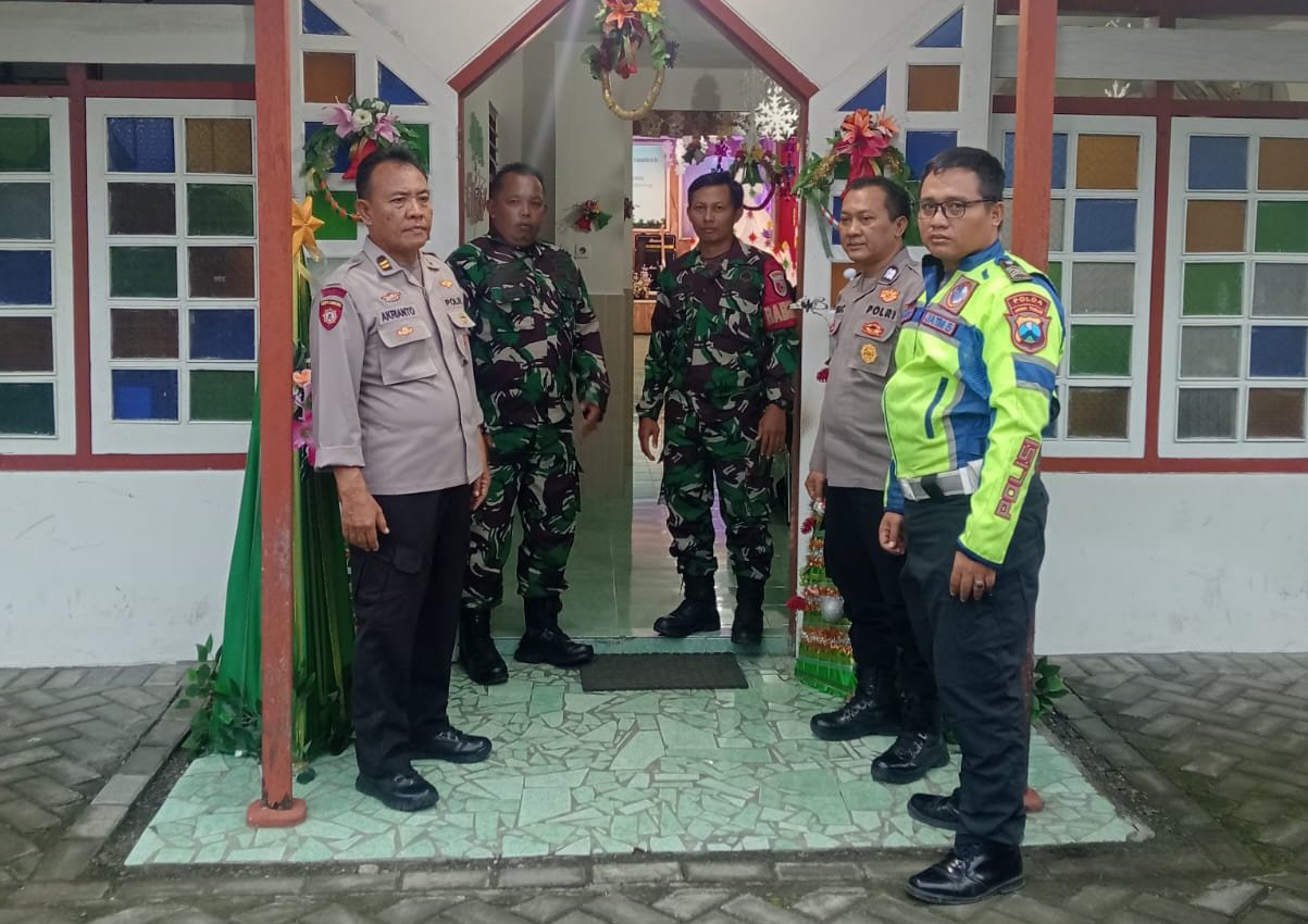 Sinergi TNI-Polri Jaga Kedamaian Natal di Genteng, Jemaat GAB Kanaan Beribadah Khusyuk
