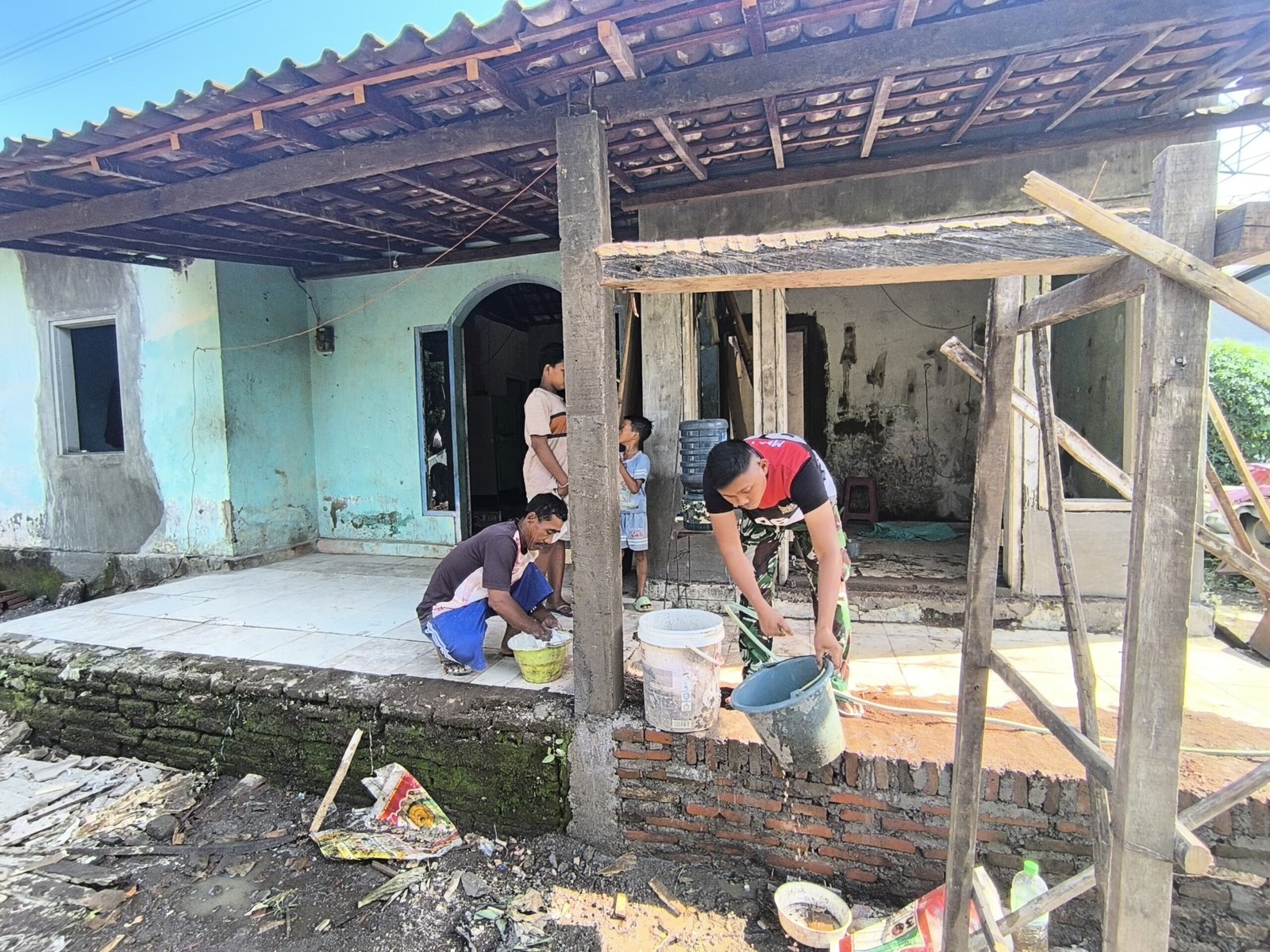 Mata Berkaca di Teras Baru: Muklis Sambut Rumah Impian dari Satgas TMMD