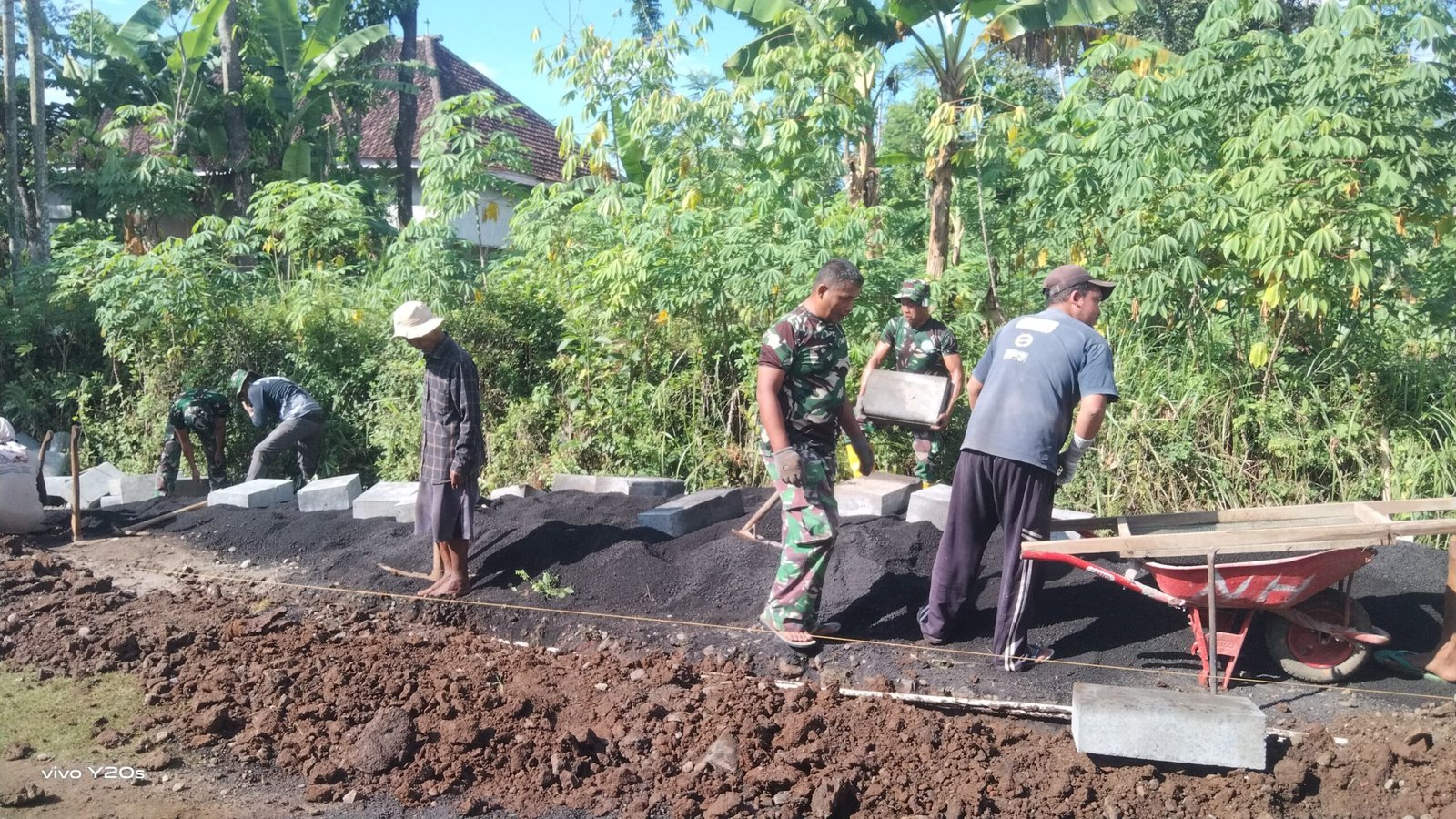 Personel TMMD ke 128 Tahun 2026 Kodim 0820/Probolinggo, Cuaca Cerah Dukung Pemasangan Paving di Dusun Klading Desa Brabe Kecamatan Maron Probolinggo.