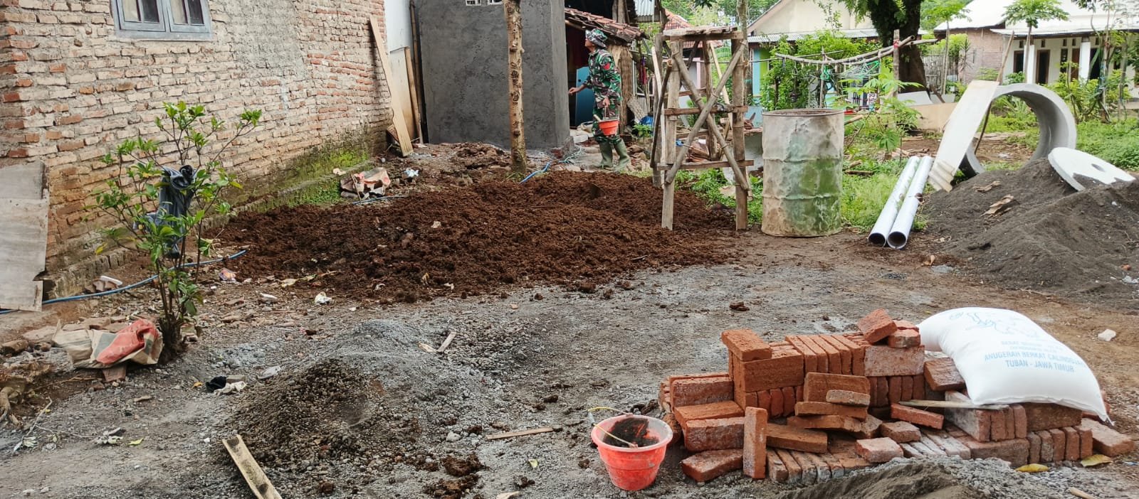 Pembangunan Sanitasi TMMD ke-128 Dapat Antusiasme Warga Dusun Leduk Probolinggo.
