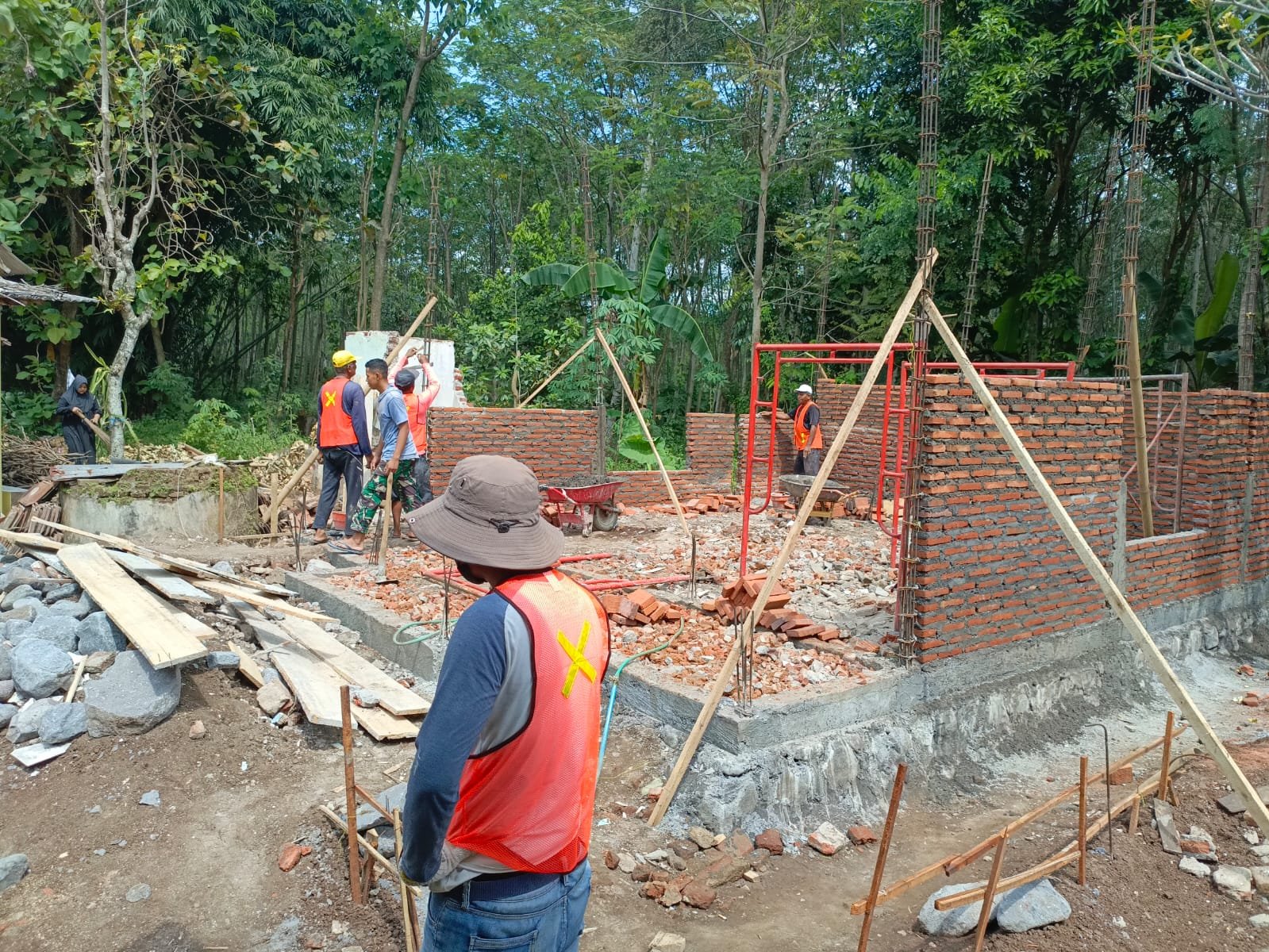 Kondisi Musholla Baithurrohim Sebelum Pembangunan Jadi Perhatian Satgas TMMD ke-128 Kodim 0820 Probolinggo.