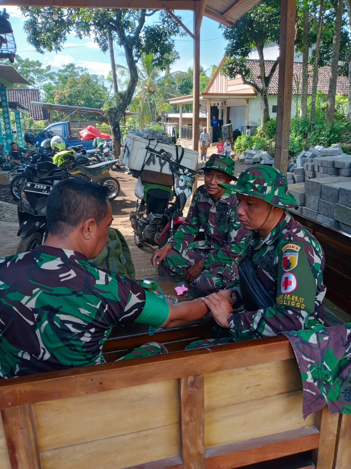 Tim Kesehatan Polkes 05-09-17 Probolinggo Dukung Sukses TMMD ke-128 Melalui Pelayanan Kesehatan.