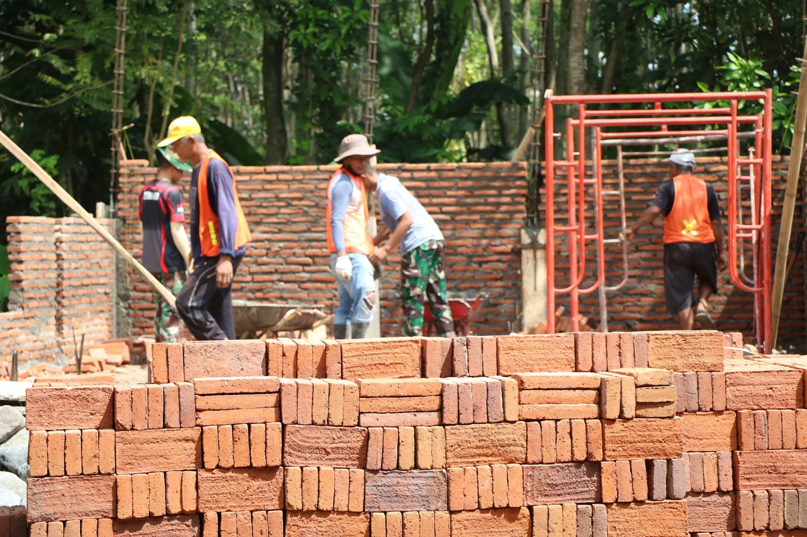 Rehab Mushola Baiturrohim Jadi Sasaran Fisik TMMD ke-128 Kodim 0820 Probolinggo memasuki tahap pemasangan baru bata merah.