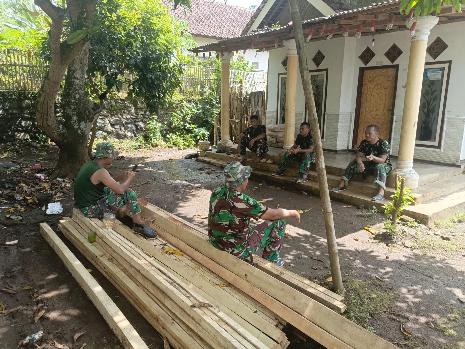 Pererat Kemanunggalan, Satgas TMMD ke-128 Manfaatkan Waktu Istirahat untuk Bangun Komunikasi dengan Warga