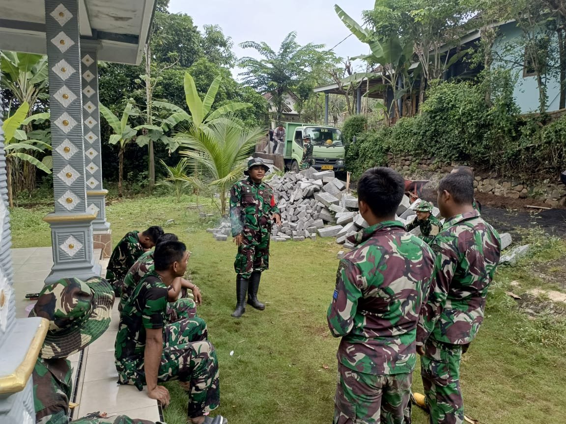 Babinsa dan Satgas Pasmar 2 Surabaya Jalin Komunikasi Erat di Sela Istirahat TMMD Ke-128 Brabe