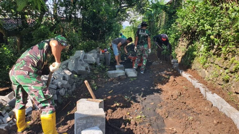Semangat Gotong Royong Satgas TMMD Ke-128 dan Warga Dusun Klagin Kebut Pemasangan Pavingisasi