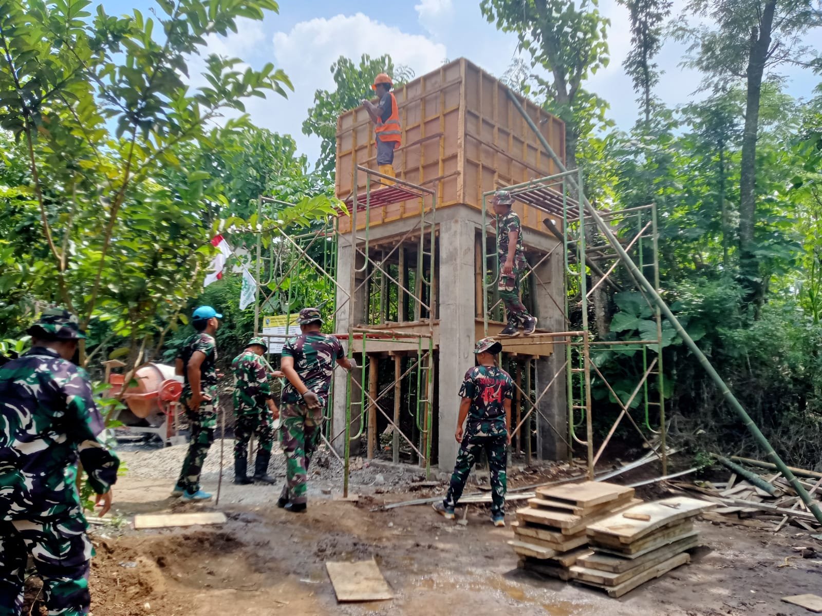 Danrem 083/Baladika Jaya Tinjau Pembangunan Pipanisasi SPAM TMMD ke-128 di Desa Brabe.