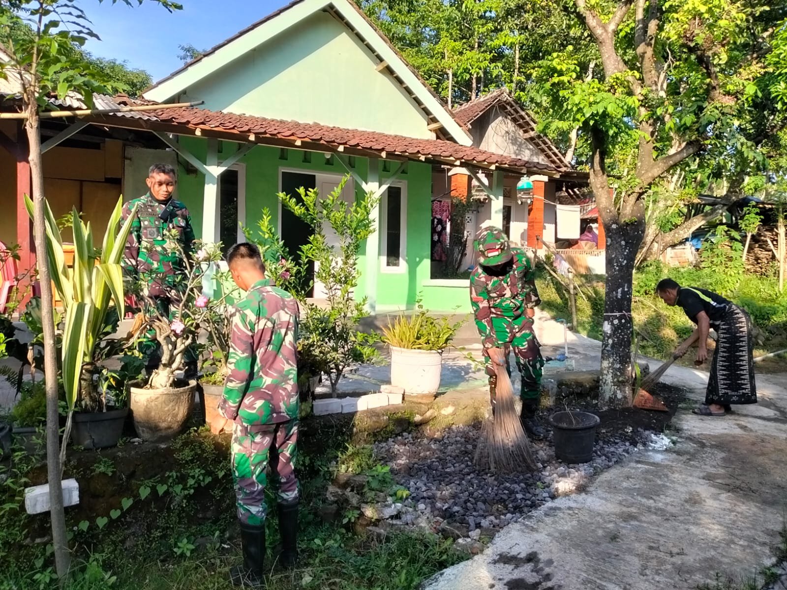 RTLH Ibu Srihayati Tuntas 100 Persen, Satgas TMMD Ke-128 Gelar Pembersihan Lingkungan Sekitar Rumah.