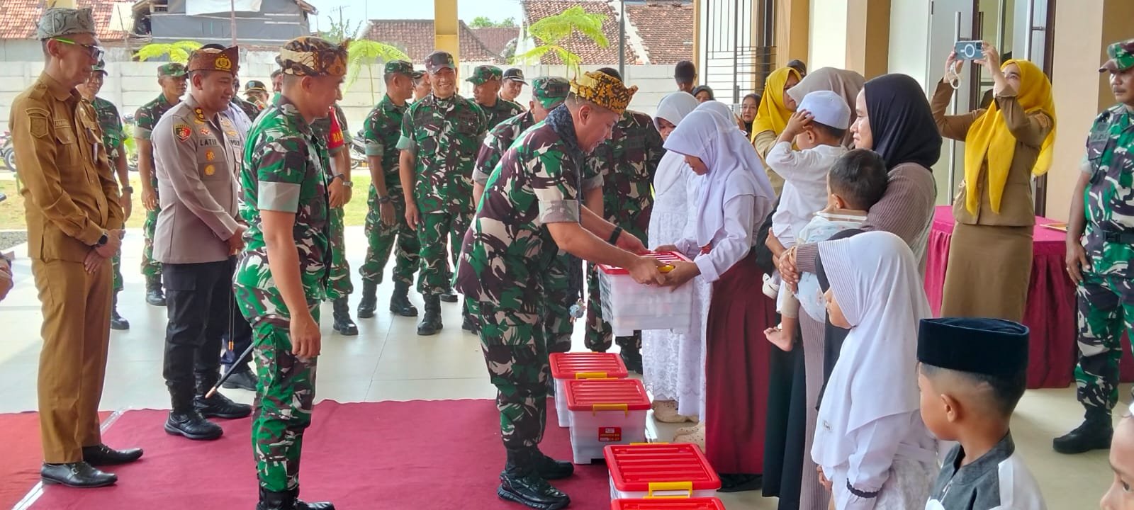 Penyerahan Sembako kepada Anak Yatim Warnai Kunjungan Tim Wasev Sterad TNI di Probolinggo.