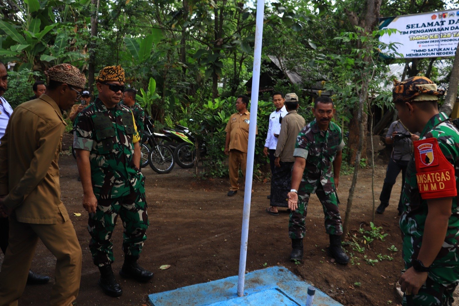 Tim Wasev Sterad Tinjau Pembangunan Tangki Septik Individual TMMD Ke-128 di Desa Brabe.