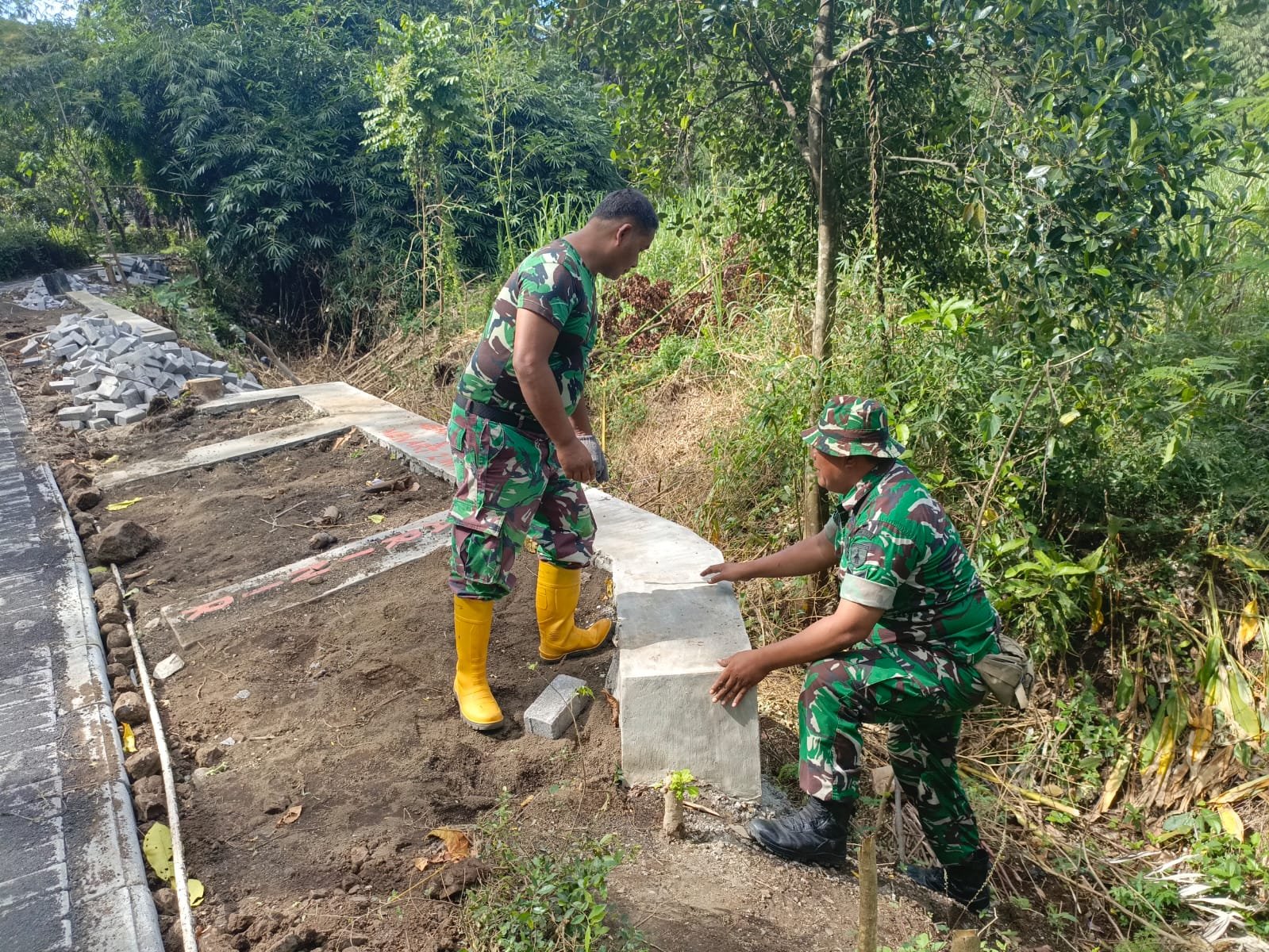 Siap Cegah Potensi Longsor, Satgas TMMD Ke-128 Tuntaskan Pembangunan TPT di Desa Brabe.