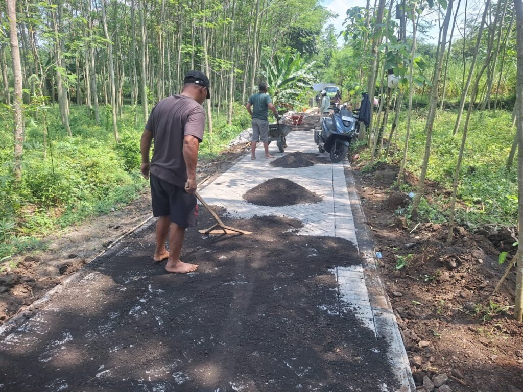 Satgas Sukses Rampungkan Pavingisasi 600 Meter, Akses Warga Desa Brabe Lebih Lancar.